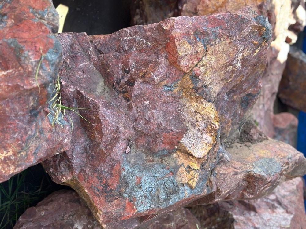 Камни для ландшафтного дизайна красно-фиолетовые 10-60 килограмм купить в Озёрах