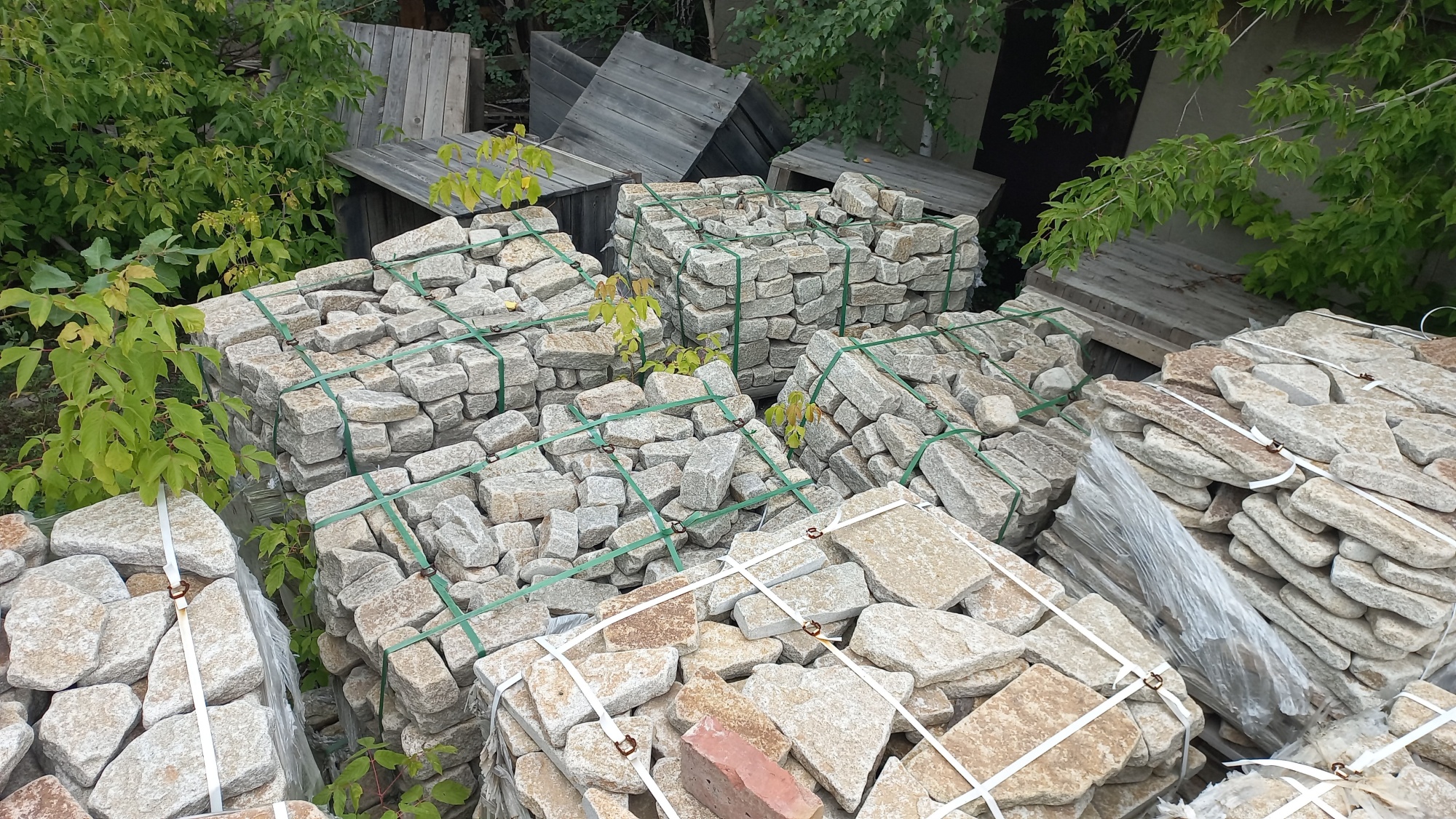 Плитняк галтованный гранитный для ландшафтного дизайна купить в Озёрах