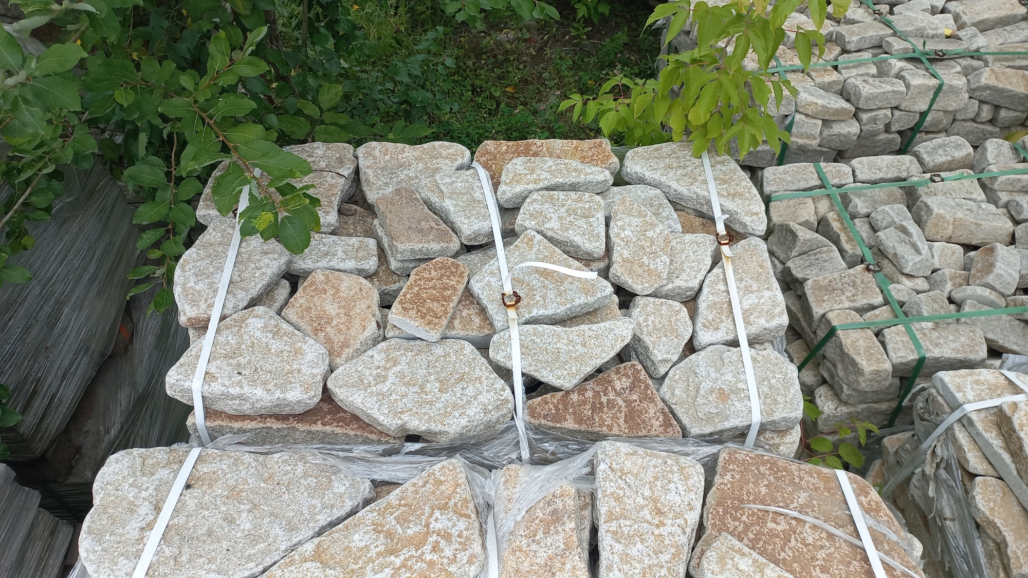 Плитняк галтованный гранитный для ландшафтного дизайна купить в Озёрах