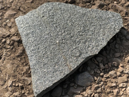 Плитняк златолит Уральский для цоколя, отмостки купить в Озёрах