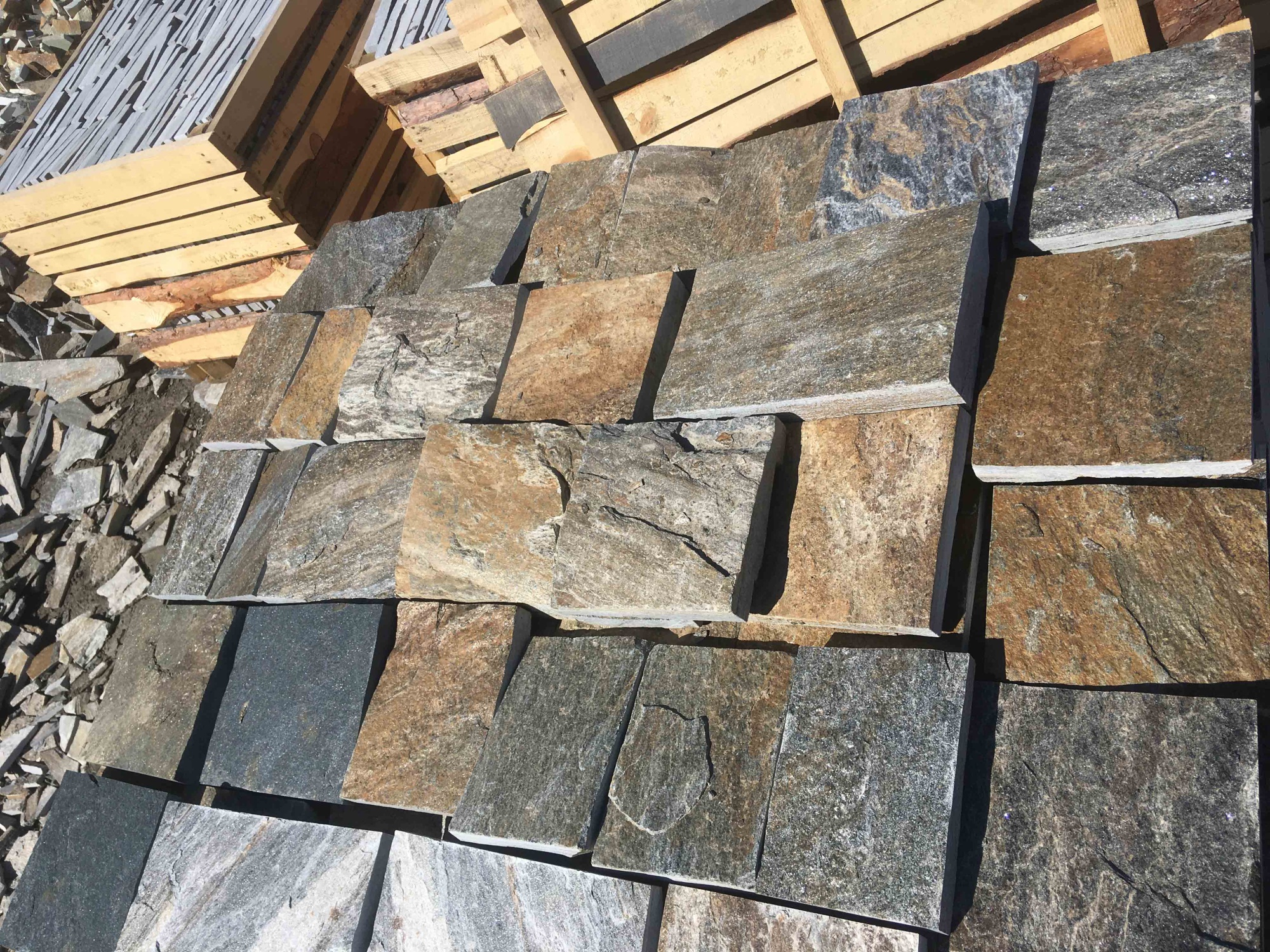 Плитка пилёная златолит Уральский для цоколя, отмостки купить в Озёрах