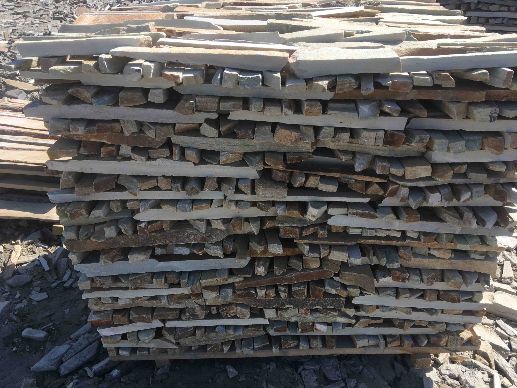 Горбушка златолит золотистый для облицовки купить в Озёрах