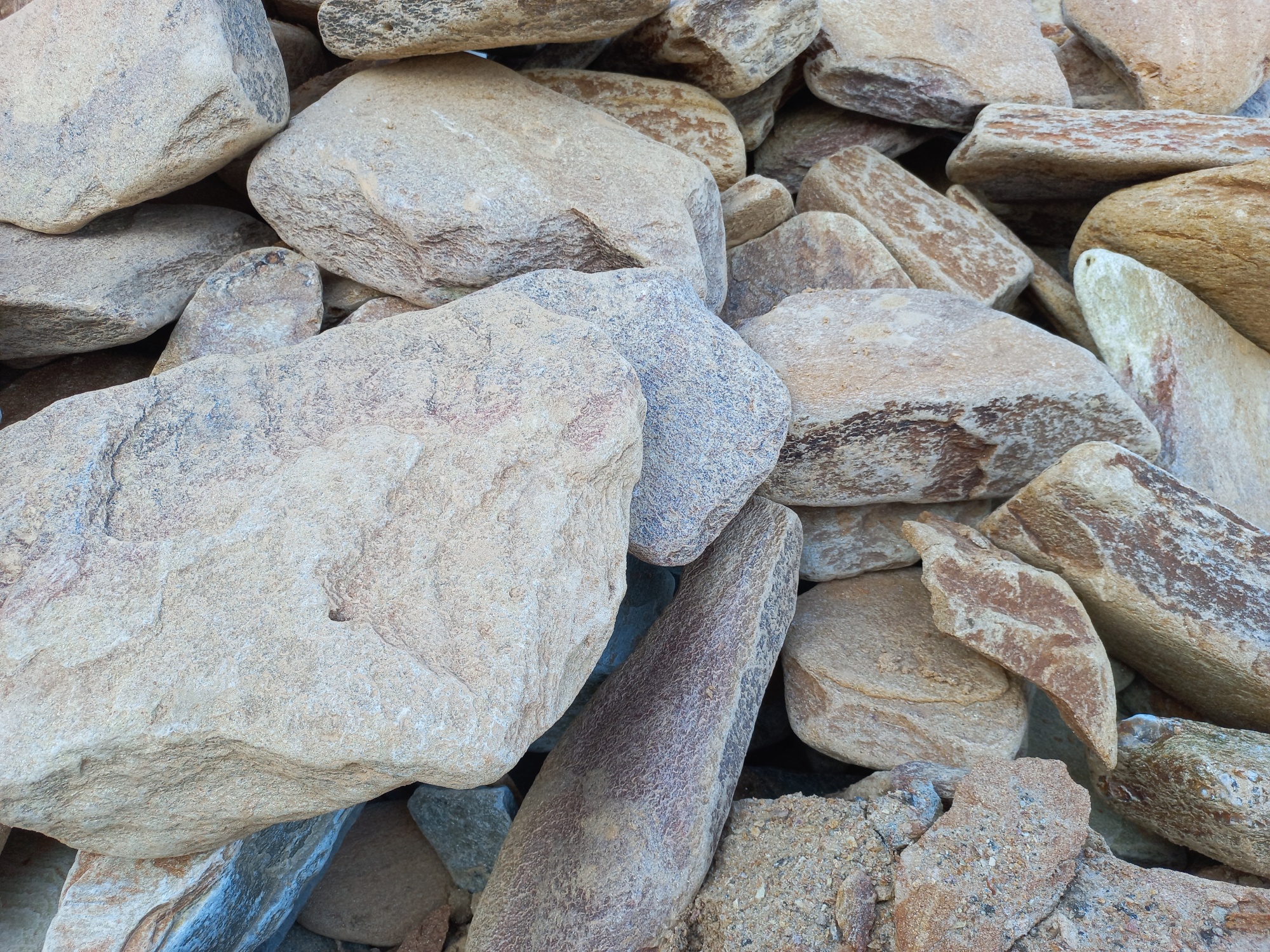 Златолит жёлтый, жёлто-зелёный глыбки и валуны для ланшафтного дизайна купить в Озёрах