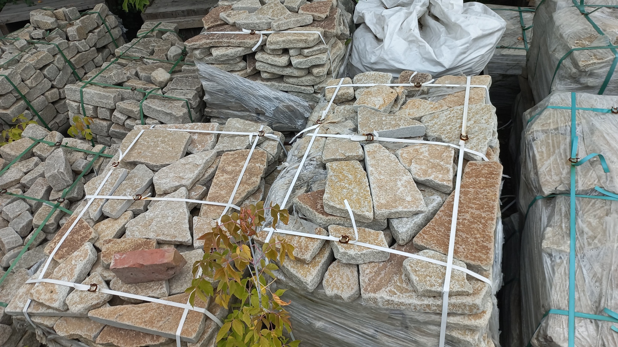 Плитняк гранитный галтованный купить в Озёрах