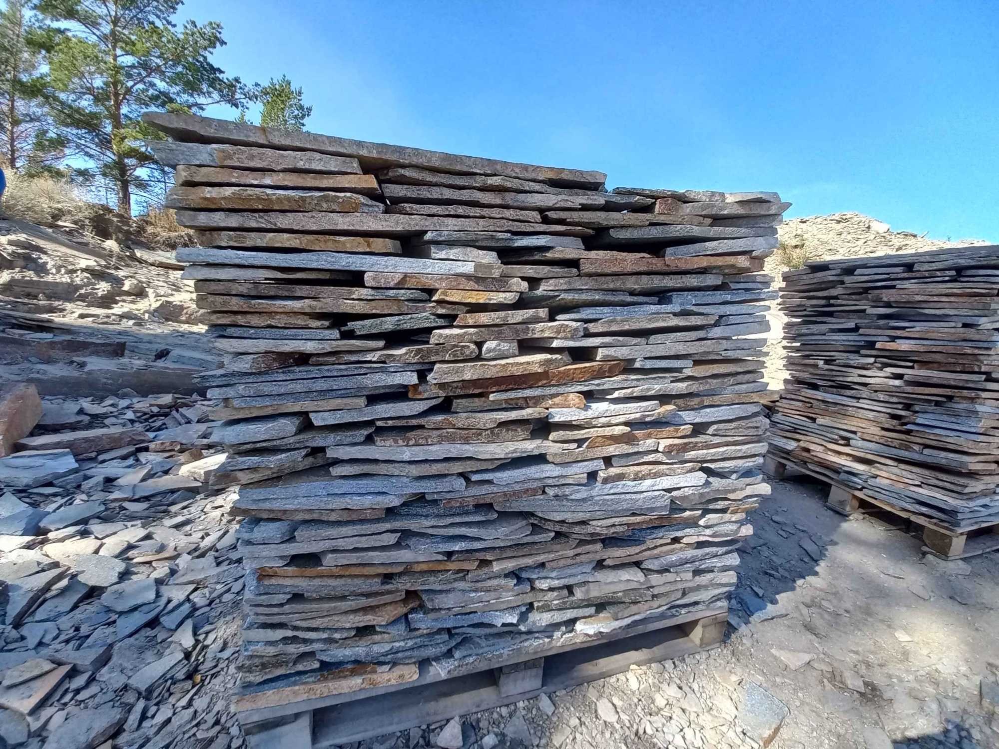 Плитняк златолит серебристый для фасада купить в Озёрах