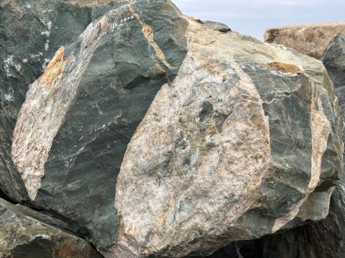 Гигантские зелёные валуны для ландшафтного дизайна весом более 5 тонн купить в Озёрах