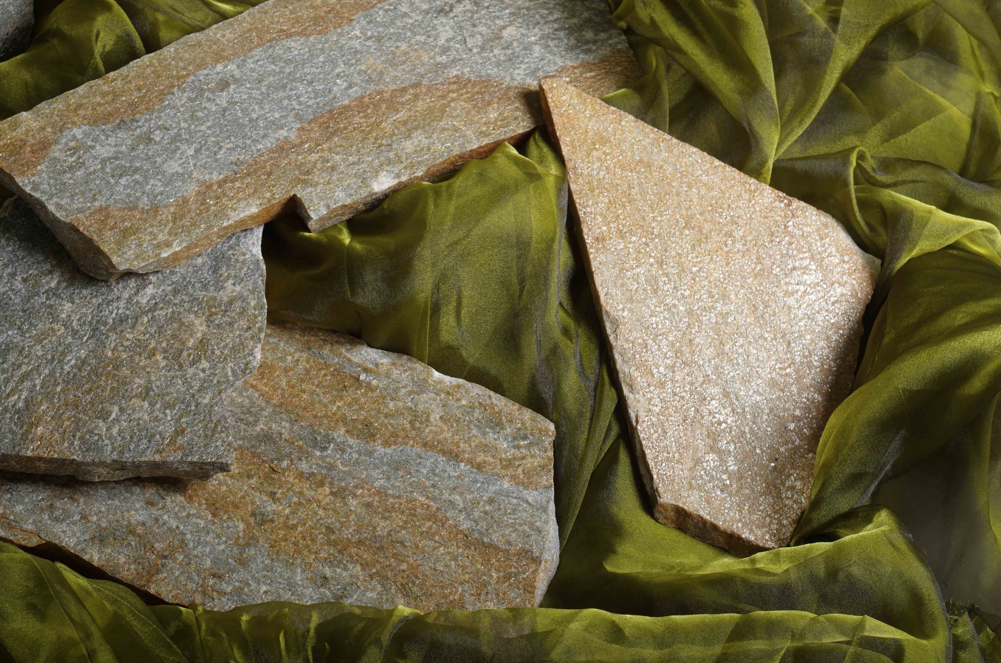 Плитняк златолит Уральский для цоколя, отмостки купить в Озёрах